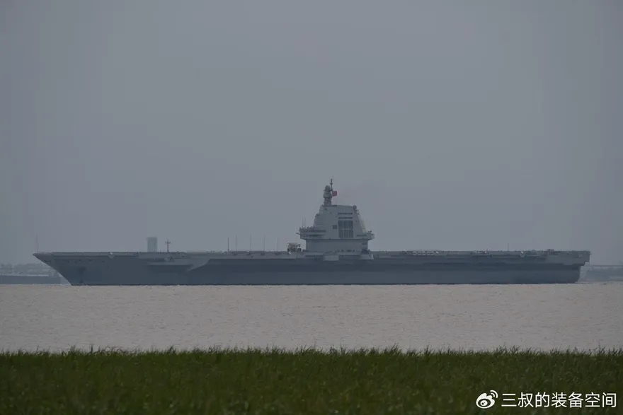 陸航母「福建艦」出港曝！甲板清空、艦體粉刷　或「接機服役」