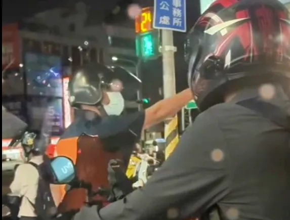 影/高雄路口行車糾紛！　男子竟怒掏鑽頭恐嚇遭送辦