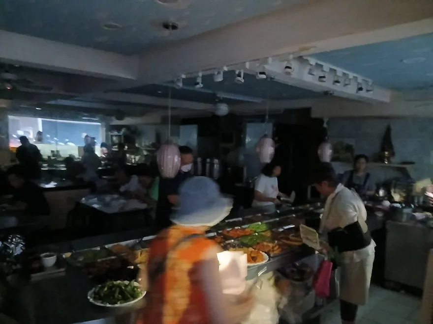 北市信義區晚餐時間「饋線跳脫」1185戶停電！自助餐民眾摸黑夾菜
