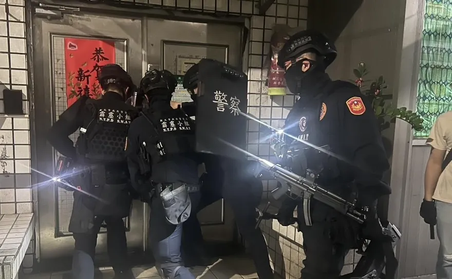 影/新莊民宅藏職業賭場　警突襲攻堅逮28人扣200萬