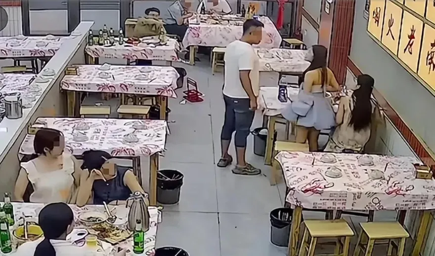 碰一下都不行！陸醉漢吃宵夜「摸鄰桌嫩妹頭」下場慘了