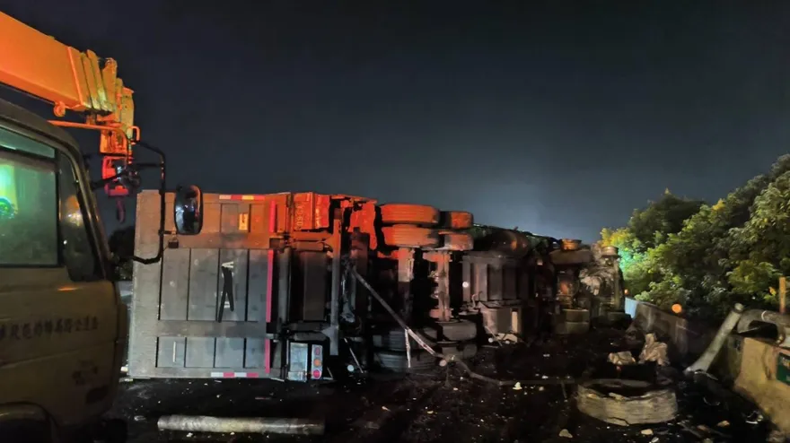 國1凌晨驚魂！聯結車撞破護欄　油箱噴飛墜地爆炸