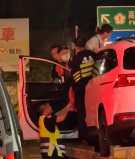 西螺服務區女駕駛暴走！爬拖吊車阻擋還襲警遭強制送醫