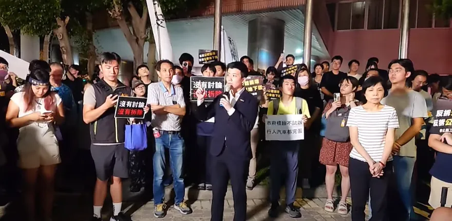 公館圓環走讀爆襲警衝突！王鴻薇轟苗博雅竟先落跑「出來道歉」