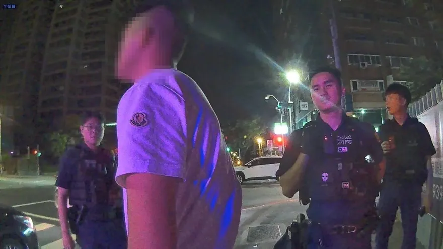 影/桃園街頭全武行！4男酒醉互看不爽爆衝突　警出動快打部隊