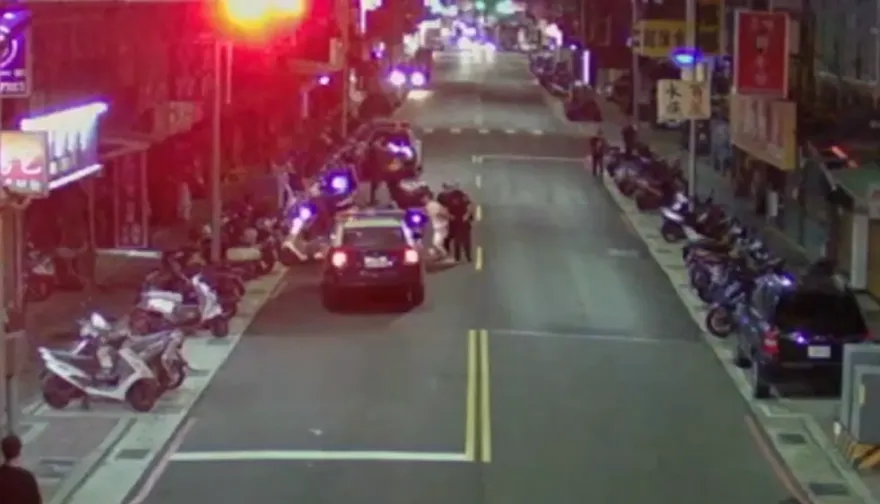 影/蘆洲男酒醉咆嘯還推警遭壓制上銬　網友大讚強力執法