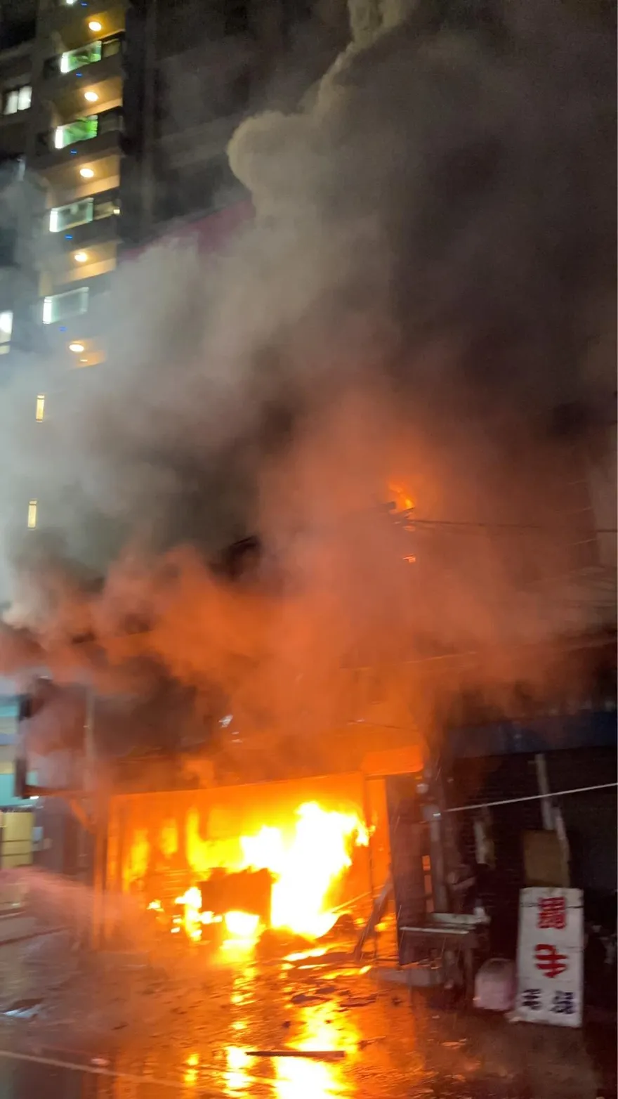 影/居民快關門窗！三重賣場大火直衝3樓　濃煙瀰漫整條街