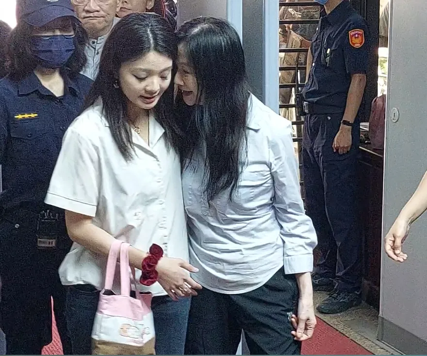 影/應曉薇正妹女兒不藏了！親嘴貼臉緊摟　送媽媽開羈押庭