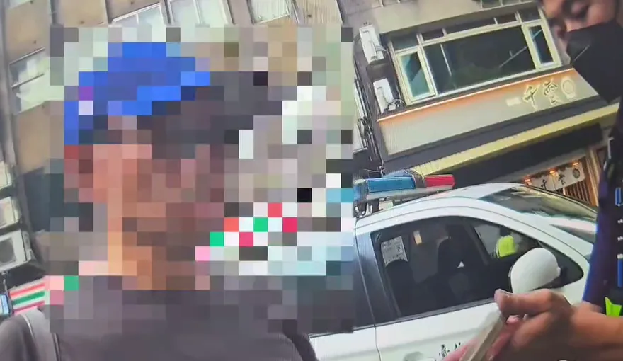 影/有義交指揮也不行！北市男牽Ubike闖紅燈　不甩警落跑