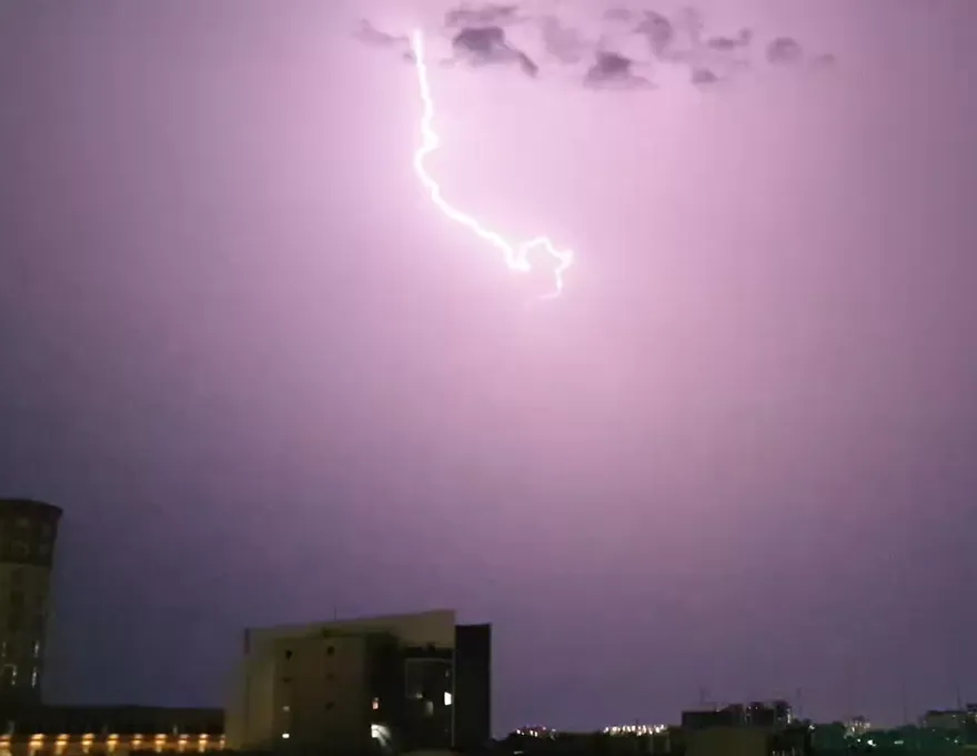 影/天雷滾滾！台南夜空閃電逾1小時　廖大乙急示警：天有異象