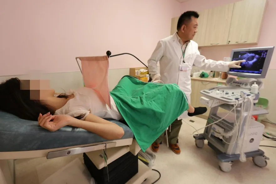 58歲婦停經後仍異常出血！就醫驚罹「子宮內膜癌」
