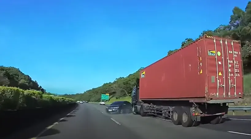 驚險！轎車遭聯結車擦撞國道旋轉2圈再遭追撞　幸1人輕傷