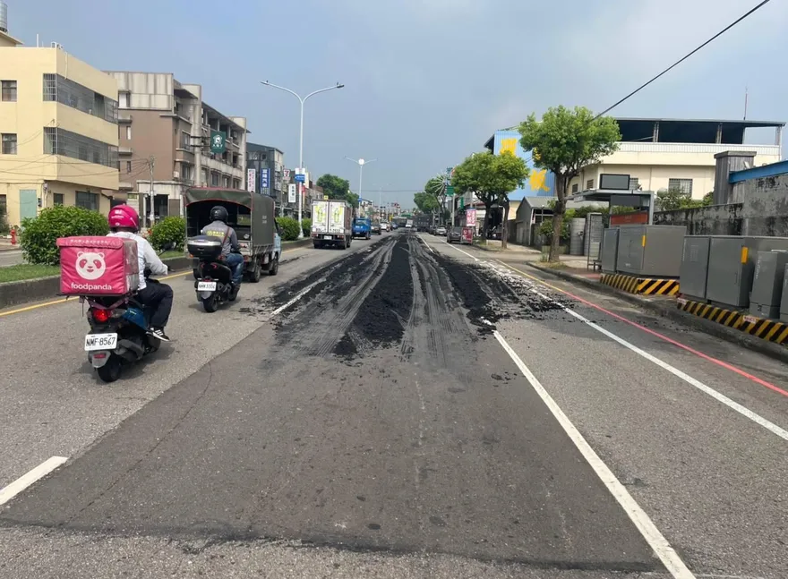 大貨車載運泥土沿路狂掉　騎士來不及閃當場「雷殘」