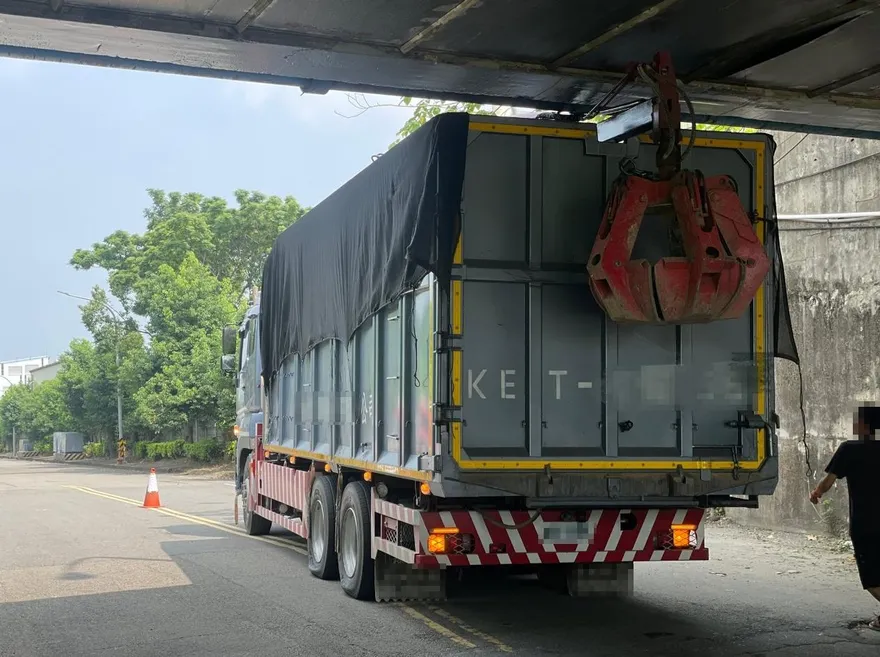 工業區涵洞意外！大貨車扯斷TBC電纜　苗栗2鄉斷訊