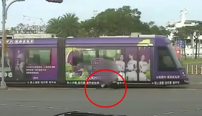 影/高雄阿伯騎單車疑違規右轉撞輕軌　驚險畫面曝光