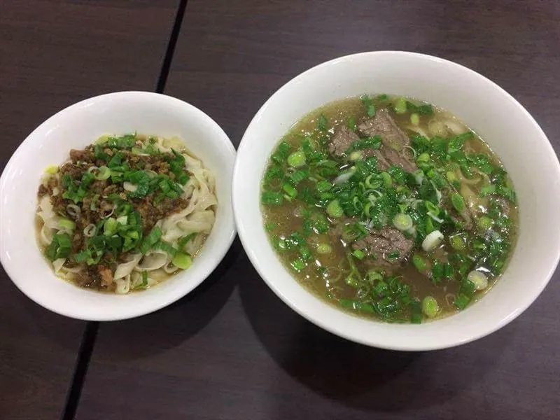 排隊未必吃得到！必比登牛肉麵店老闆掛病號　暫休4天
