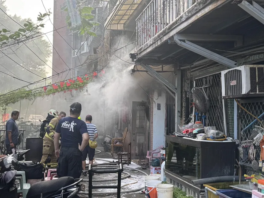 基隆巷內民宅火警！煙火燒竄4層樓　27名住戶緊急撤