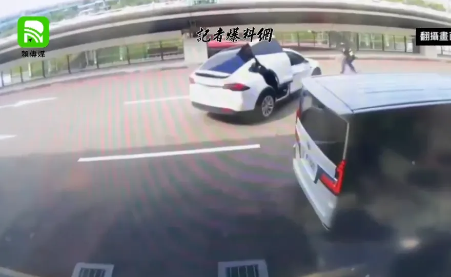 新角度畫面曝！桃機特斯拉拒檢撞警遭開8槍　港女噴出險遭輾