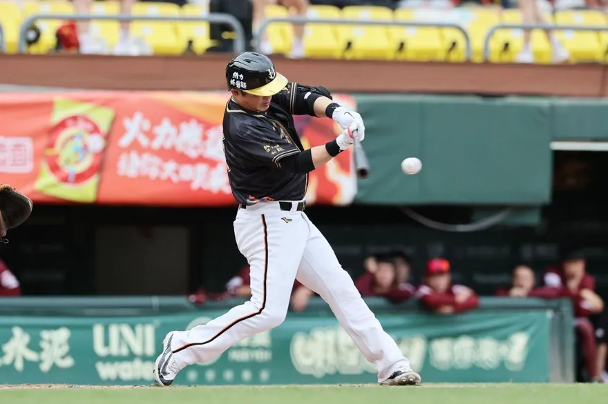胡金龍引退賽關鍵一擊！敲回第2分助隊奪勝