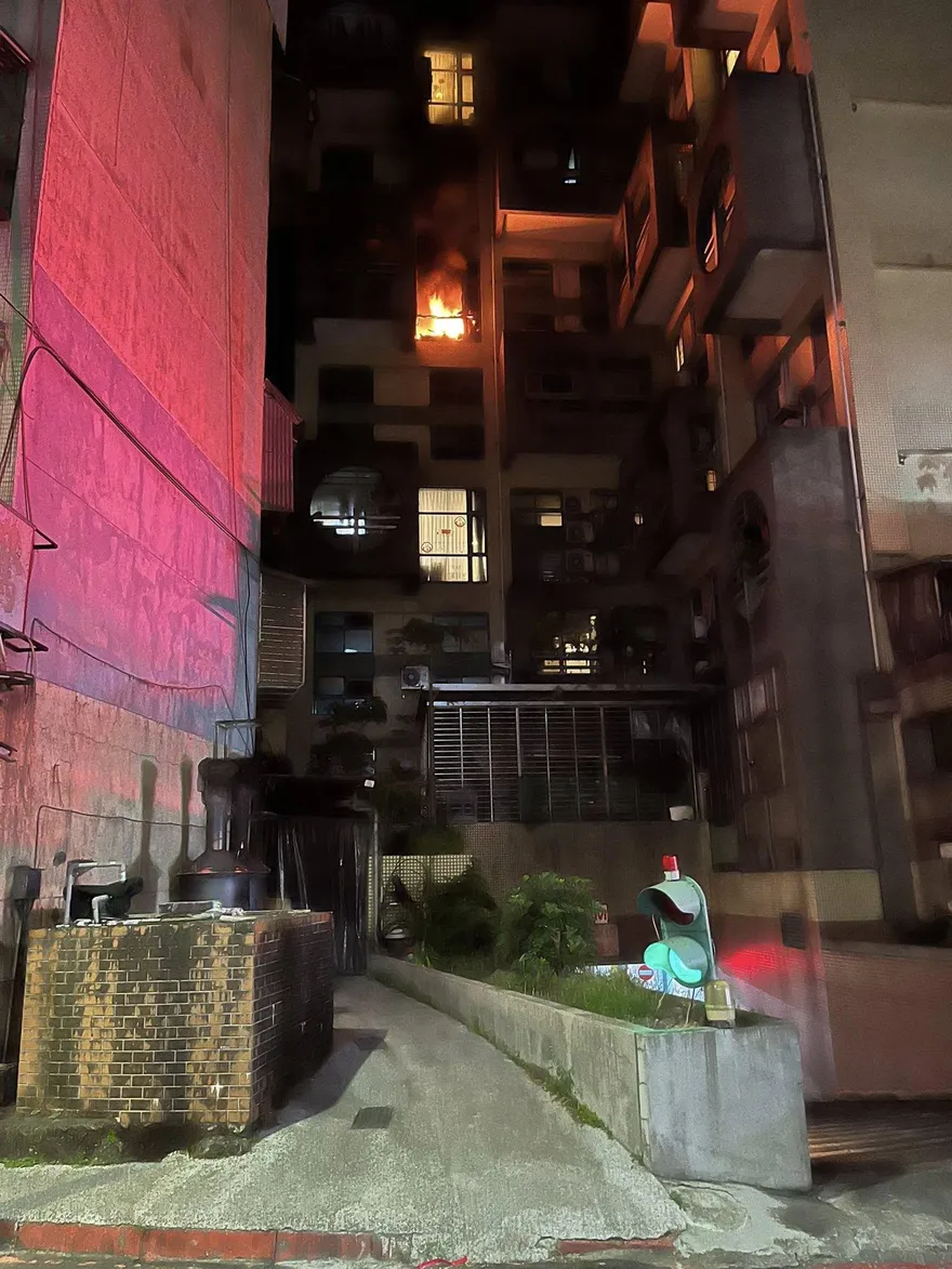 快訊/東湖國小後方社區發生火警　火舌竄出消防急救援