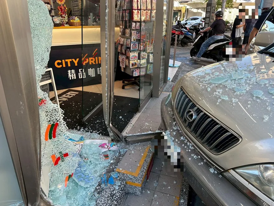 影/礁溪火車站前轎車「高速衝撞超商」　直擊出事瞬間
