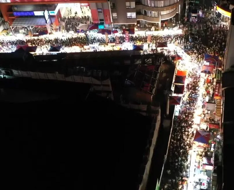 影/一年一度苗栗苑裡「鬼門關夜市」人潮擠爆　空拍畫面曝