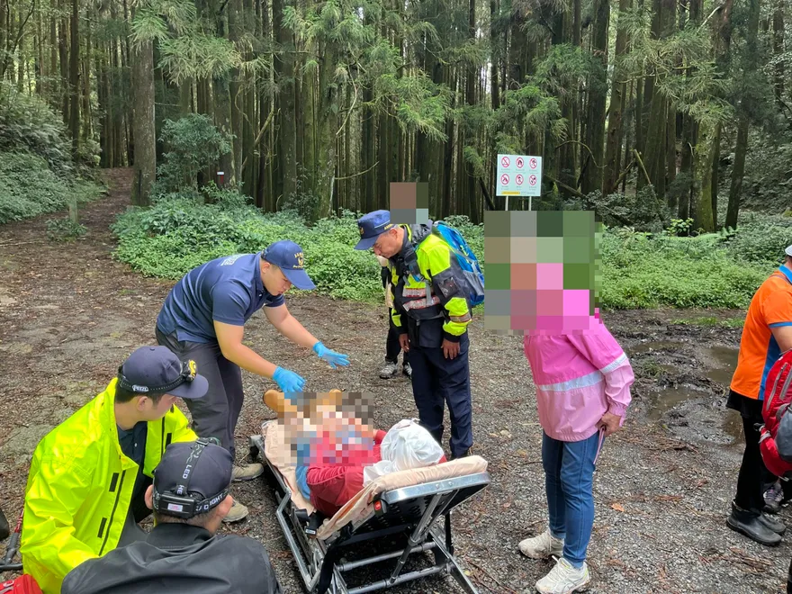 33人登山團出意外!！70歲嬤摔落阿里山邊坡受傷送醫