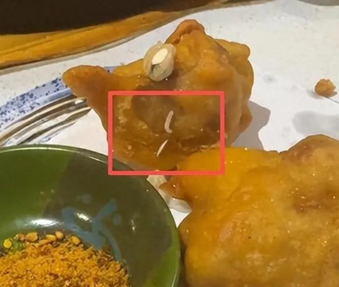 嚇！上海日料店炸雞驚現「活蛆蠕動」　業者：別的地方爬過去