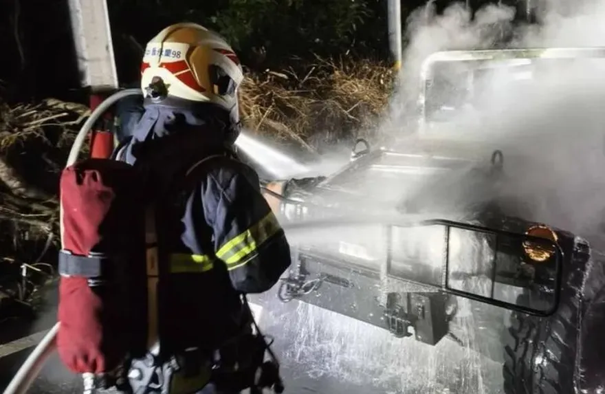 國軍悍馬車演訓時起火遭烈焰吞噬　燒到剩骨架幸無人傷