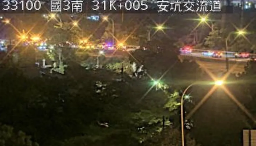 國3安坑交流道3車追撞　3人輕傷送醫