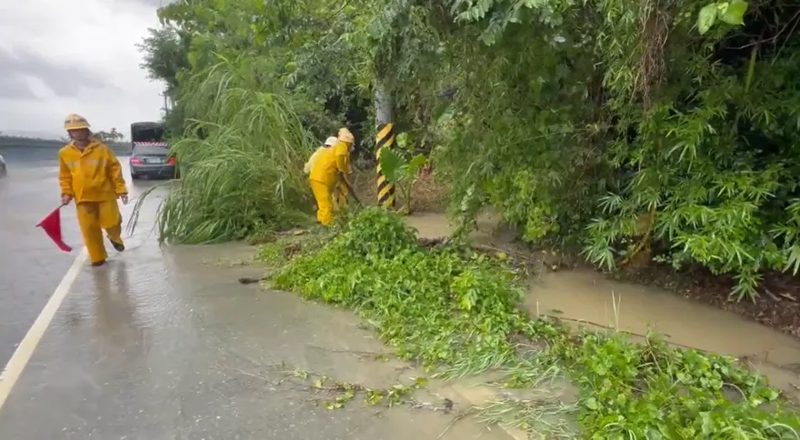 影/樺加沙豪雨狂灌！台9線「安通路段」湧土石泥流