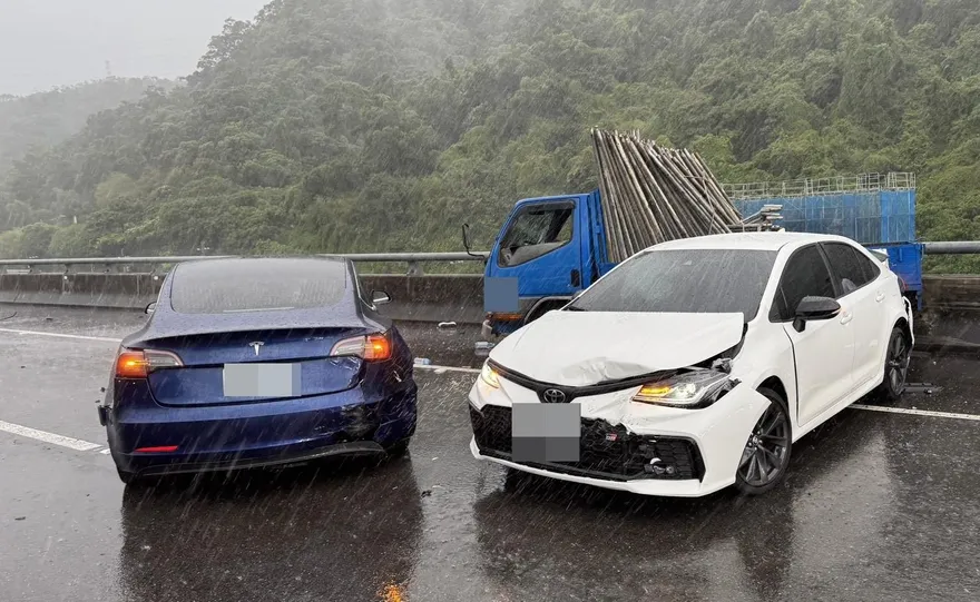 天雨路滑！國1泰山段3車追撞　特斯拉男等救援遭撞骨折
