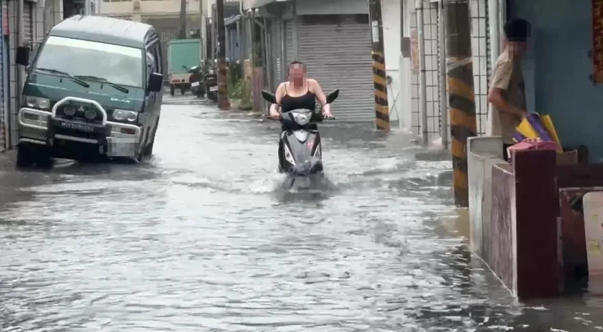 影/每逢大雨必成災！台東豐榮路69巷又淹水　住戶家具受損
