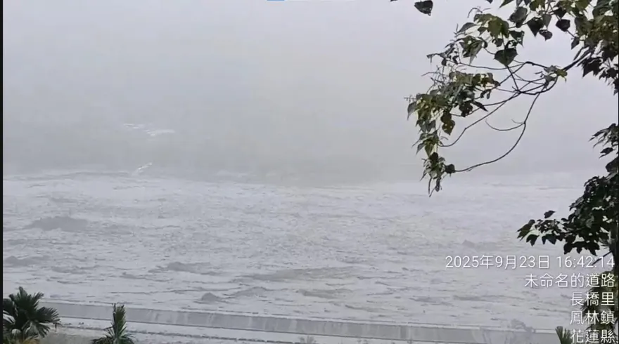 影/馬太鞍溪堰塞湖第二波溢流到　泥流怒吼宛如黑龍