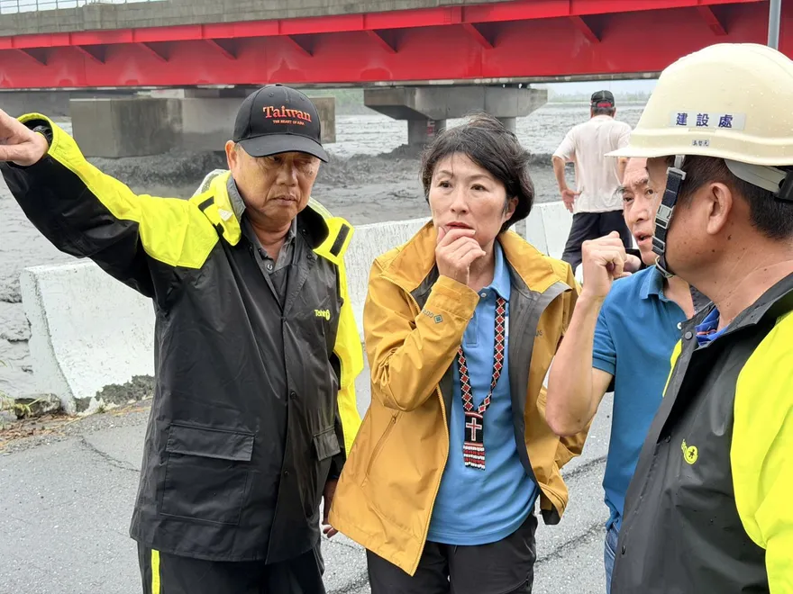 馬太鞍溪堰塞湖溢流沖毀大橋！饒慶鈴下令全力馳援花蓮