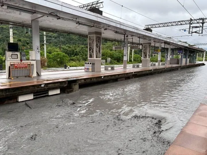 馬太鞍溪堰塞湖溢流！光復車站淹水　人員緊急前往2樓避難