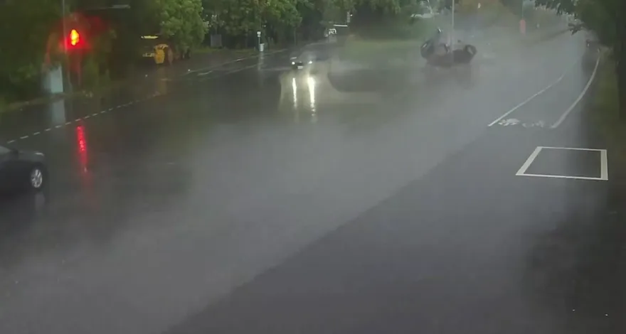 影/警車雨中失控畫面曝！一個打滑撞擊瞬間　釀1死2傷意外