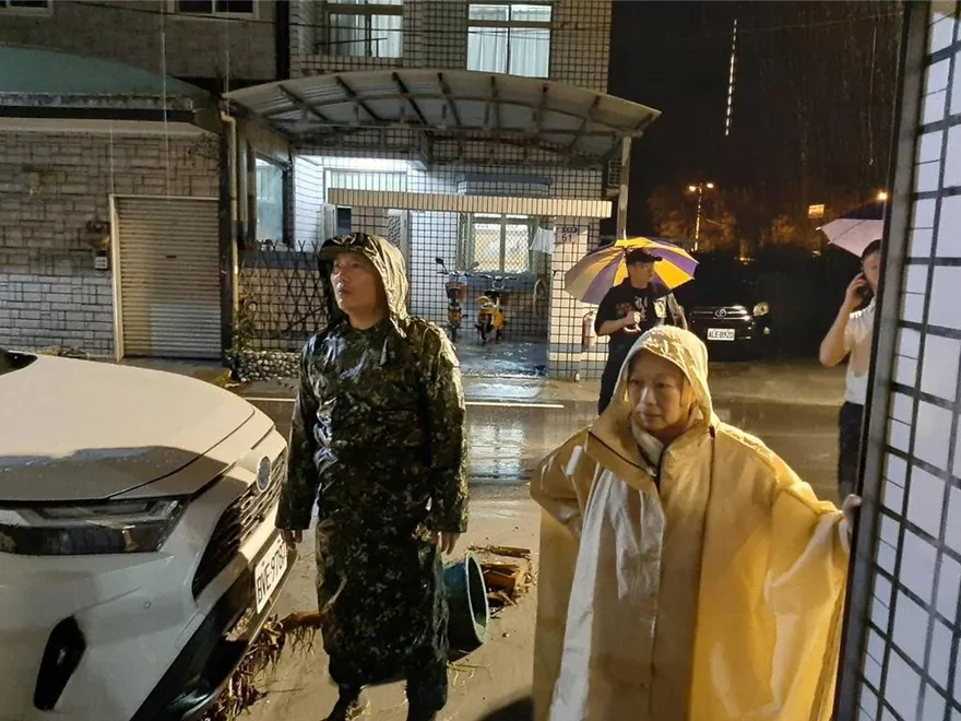 堰塞湖溢流毀光復鄉2死3失聯！徐榛蔚深夜偕國軍視察