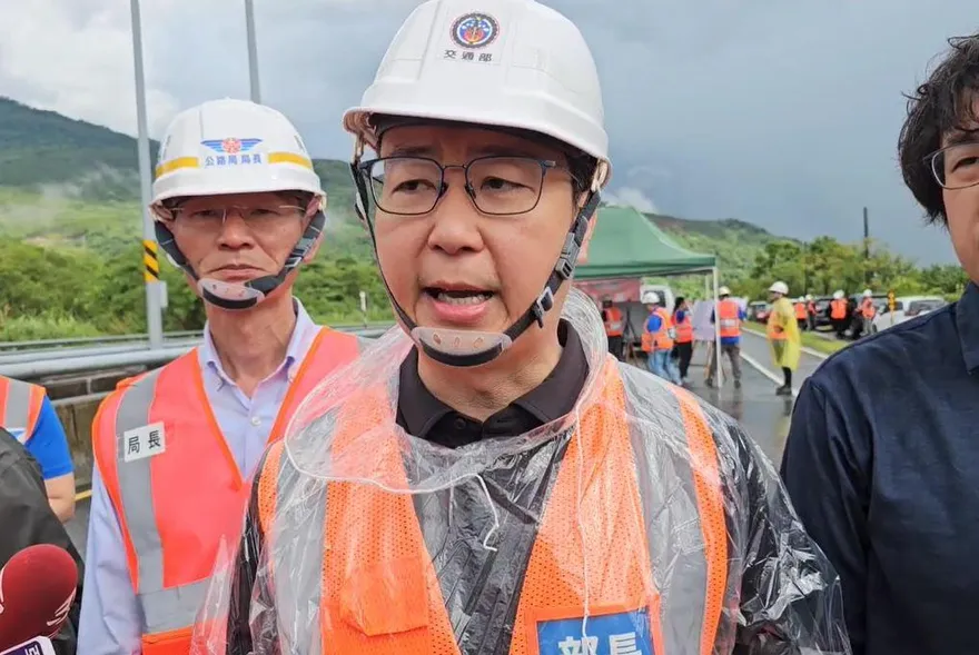 馬太鞍溪橋遭沖毀　交通部長陳世凱：10/15前做好便橋
