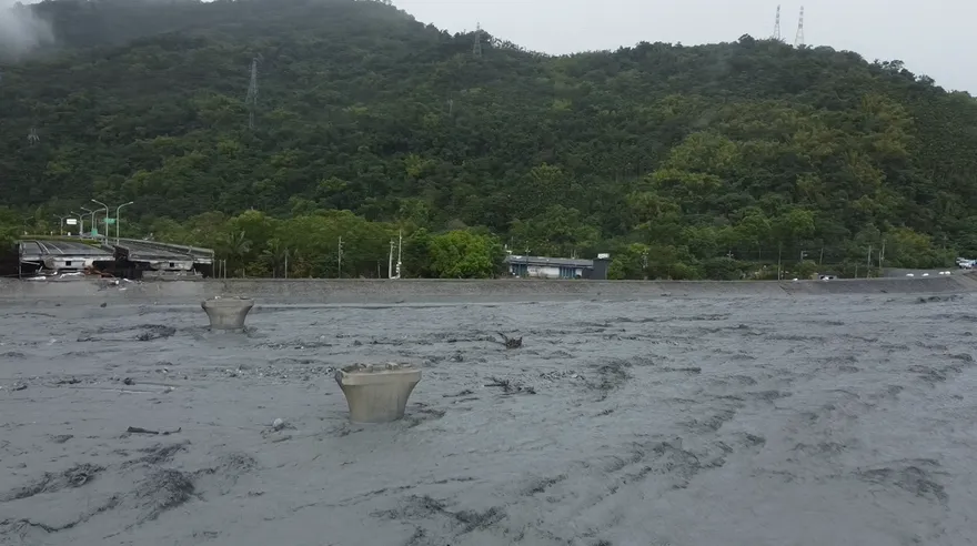影/馬太鞍溪橋遭沖毀「橋墩孤立洪水中」　最新空拍畫面曝