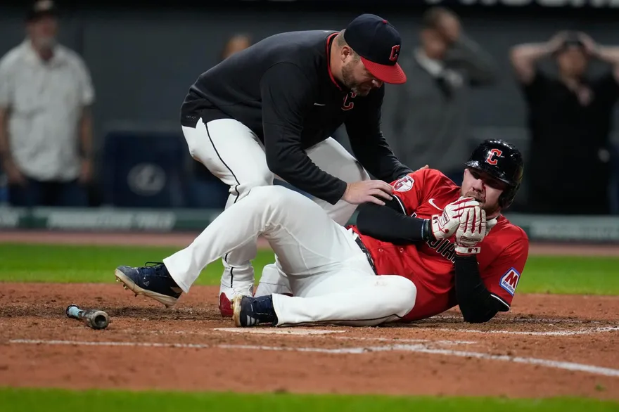 MLB/驚！160公里火球擦棒「臉濺血」　守護者DH倒地送醫