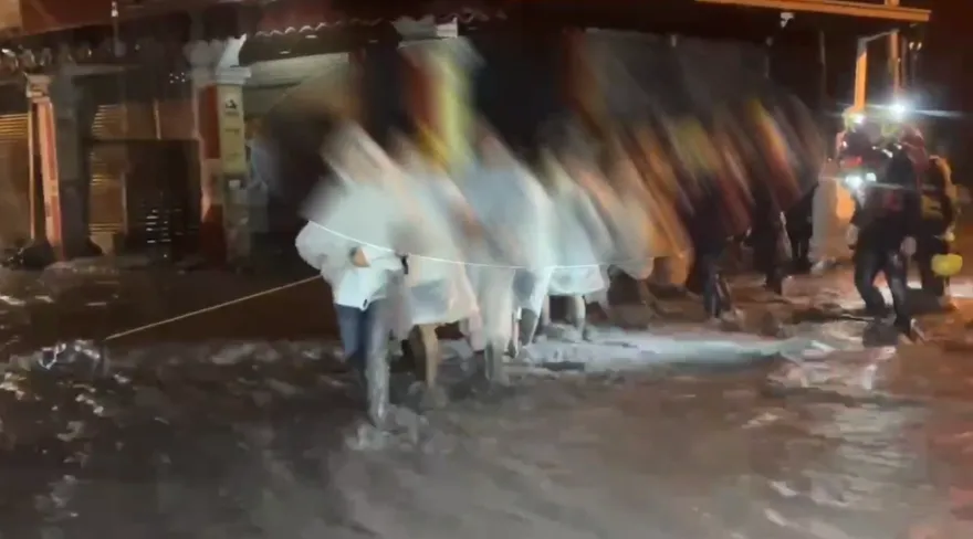 影/花蓮光復高職淹水200人受困　凌晨搜救人員協助撤離