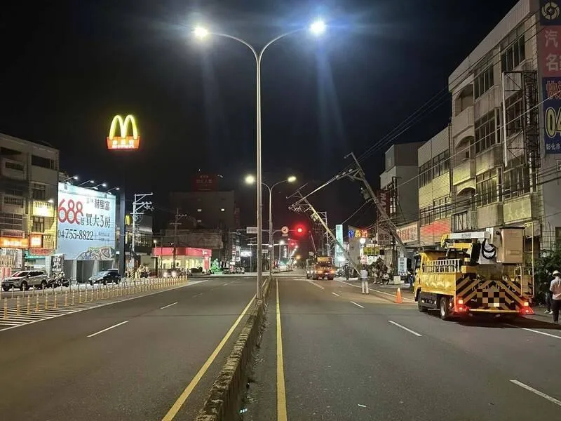 吊車未收吊桿釀禍！和美2電桿傾倒　台電：將向肇事者求償