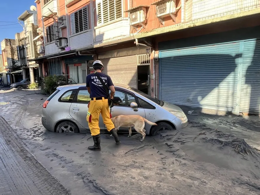 影/花蓮光復遭重創！高市特搜隊45人5犬連夜馳援救災