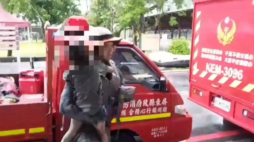 影/爺奶托舉小沂上屋頂！特搜隊「再試一次」奇蹟救出