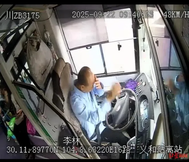 影/飛天鋼筋砸破擋風玻璃　陸公車司機「雙眼噴血」冷靜停車