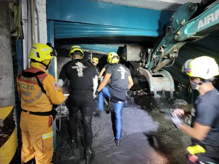 影/台中消防局跨縣市馳援花蓮　35名特搜隊徹夜救援