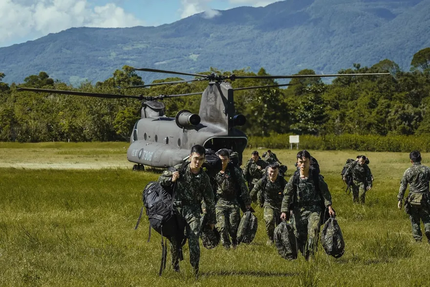 陸軍CH-47SD出動！特戰隊、工兵前進花蓮救災