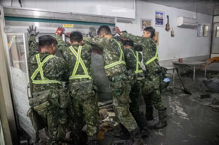 影/大冰箱卡店內！國軍「合力抬」清爛泥　救援畫面曝