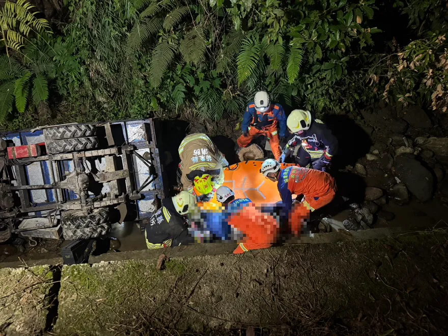 影/苗栗農用搬運車翻覆悲劇　果農壓車溝邊不治身亡